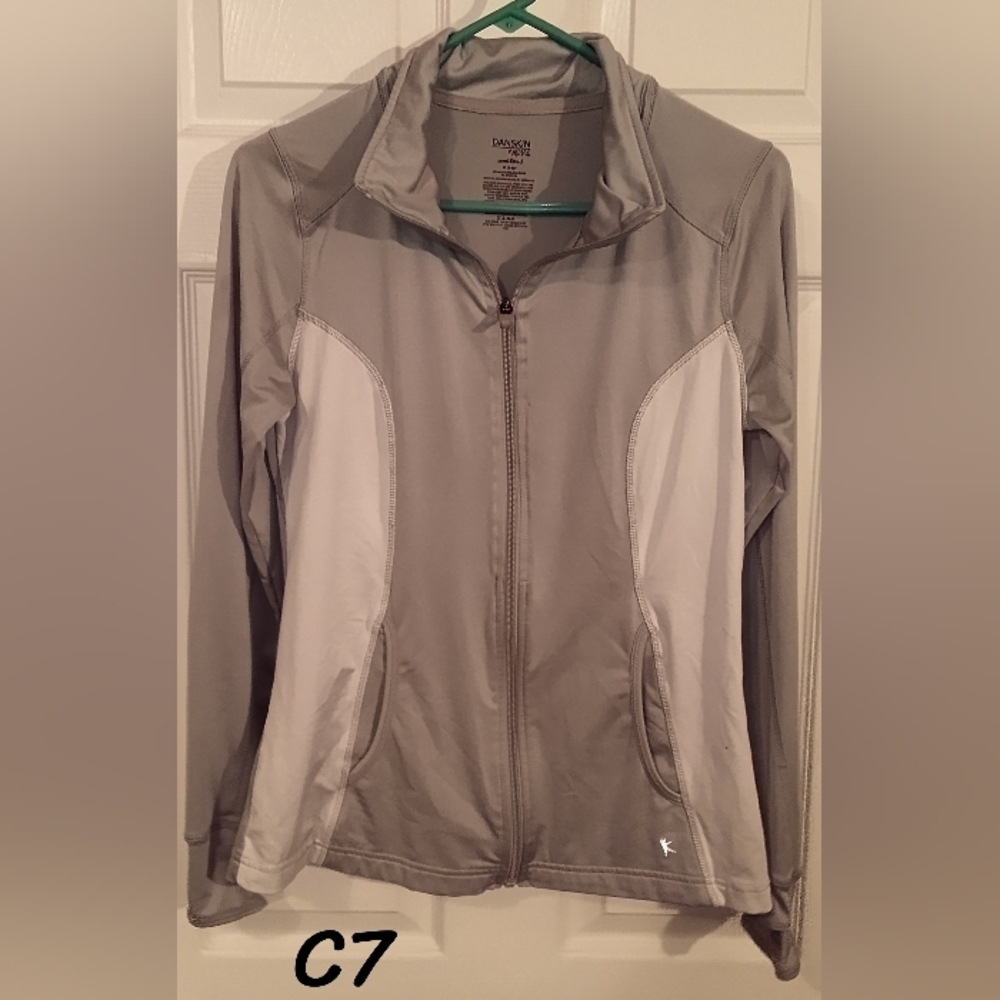 DANSKIN Semi fit zip up, with thumb hole in sleeve, Sz M